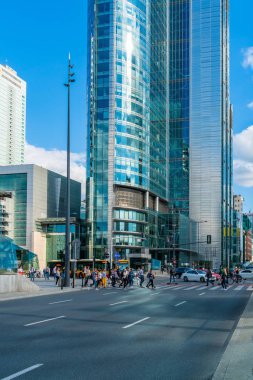 Varşova, Polonya-18 Temmuz 2019: Varşova Street View, Polonya 'nın başkenti ile busiy sokakları ve modern mimarisi. Şehir Doğu-Orta Polonya Vistula Nehri üzerinde duruyor.