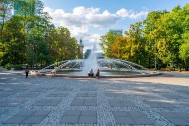 Varşova, Polonya-Temmuz 18, 2019: Varşova Swietokrzyski Park büyük Çeşme Weyhr. Park 22 JUY 1955 üzerinde halka açıldı ve kültür ve bilim çevresi Sarayı 'nın bir parçası olarak oluşturuldu