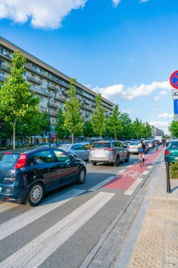 Varşova, Polonya-18 Temmuz 2019: Varşova Street View, Polonya 'nın başkenti ile busiy sokakları ve modern mimarisi. Şehir Doğu-Orta Polonya Vistula Nehri üzerinde duruyor.