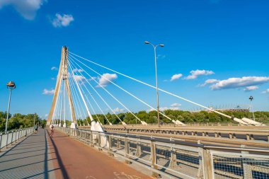 Varşova, Polonya-Temmuz 18, 2019:06/10/2000 üzerinde açıldı, bir 479 metre uzunluğunda Swietokrzyski kablo-Varşova 'da Vistula Nehri üzerinde köprü kaldığından Praga Kuzey bölgesi ile Powisle mahalle Linkler