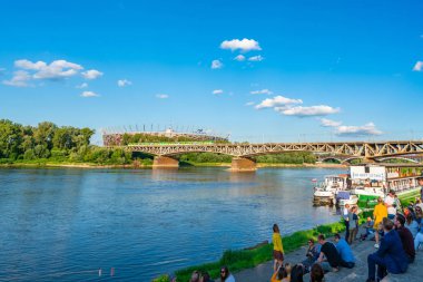 Varşova, Polonya-18 Temmuz 2019: Insanlar Vistula Nehri bulvarları, şehirdeki en çekici ve en uğrak kamu alanlarından biri sıcak yaz günü zevk.