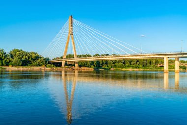 Varşova, Polonya-Temmuz 18, 2019:06/10/2000 üzerinde açıldı, bir 479 metre uzunluğunda Swietokrzyski kablo-Varşova 'da Vistula Nehri üzerinde köprü kaldığından Praga Kuzey bölgesi ile Powisle mahalle Linkler