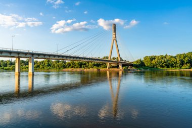 Varşova, Polonya-Temmuz 18, 2019:06/10/2000 üzerinde açıldı, bir 479 metre uzunluğunda Swietokrzyski kablo-Varşova 'da Vistula Nehri üzerinde köprü kaldığından Praga Kuzey bölgesi ile Powisle mahalle Linkler