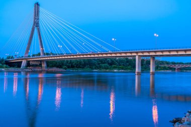 Varşova, Polonya-Temmuz 18, 2019:06/10/2000 üzerinde açıldı, bir 479 metre uzunluğunda Swietokrzyski kablo-Varşova 'da Vistula Nehri üzerinde köprü kaldığından Praga Kuzey bölgesi ile Powisle mahalle Linkler