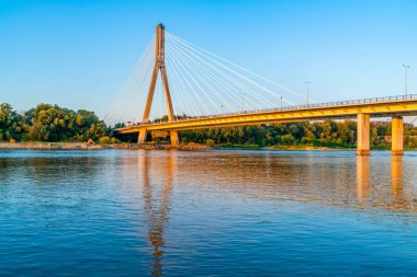 Varşova, Polonya-Temmuz 18, 2019:06/10/2000 üzerinde açıldı, bir 479 metre uzunluğunda Swietokrzyski kablo-Varşova 'da Vistula Nehri üzerinde köprü kaldığından Praga Kuzey bölgesi ile Powisle mahalle Linkler