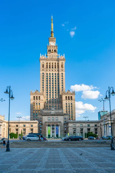 Varşova, Polonya-18 Temmuz 2019: Polonya başkenti kültür ve Bilim Sarayı 1955 yılında inşa edilmiş ve 2007 yılından bu yana kültür mirası nesnelerin kayıt defterinde kayıtlı olmuştur