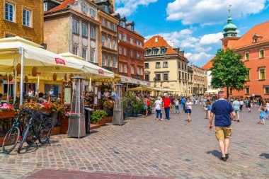 Varşova, Polonya-19 Temmuz 2019: ziyaretçiler Varşova eski kenti, Arnavut kaldırımlı sokaklar ve Orta Çağ binaları ile hareketli bir turizm merkezi wwii sonra yeniden inşa yaz günü zevk.