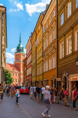 Varşova, Polonya-19 Temmuz 2019: ziyaretçiler Varşova eski kenti, Arnavut kaldırımlı sokaklar ve Orta Çağ binaları ile hareketli bir turizm merkezi wwii sonra yeniden inşa yaz günü zevk.