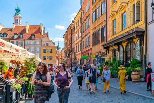 Warsaw Poland Iulie 2019 Vizitatorii Bucură Vară Piața Orașului Vechi — Fotografie, imagine de stoc