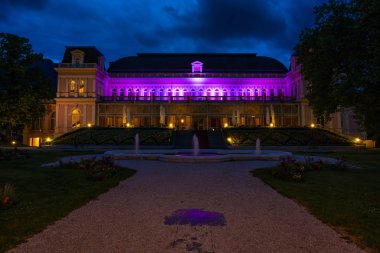 Bad Ischl, Avusturya - 07 Temmuz 2019: Bad Ischl, Avusturya'daki Kongre ve Tiyatro Evi'nde bir tiyatro salonu, birkaç küçük salon ve yıl boyunca konserler ve ziyafetler de dahil olmak üzere birçok etkinliğe ev sahipliği yapıyor.