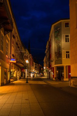 Bad Ischl, Avusturya - 07 Temmuz 2019: Salzburg'un doğusunda, Salzkammergut bölgesindeki Alp gölleri ve dağlarına açılan bir geçit olarak bilinen Avusturya'nın kaplıca kasabası Bad Ischl'in gece manzarası.