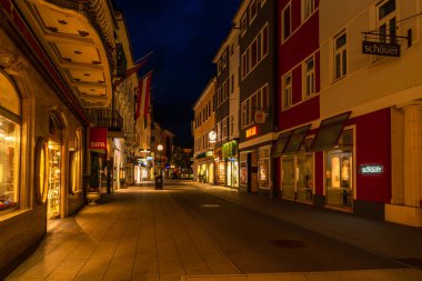 Bad Ischl, Avusturya - 07 Temmuz 2019: Salzburg'un doğusunda, Salzkammergut bölgesindeki Alp gölleri ve dağlarına açılan bir geçit olarak bilinen Avusturya'nın kaplıca kasabası Bad Ischl'in gece manzarası.