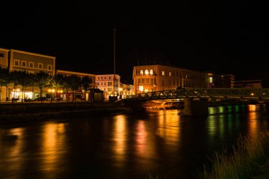 Bad Ischl, Avusturya - 07 Temmuz 2019: Salzburg'un doğusunda, Salzkammergut bölgesindeki Alp gölleri ve dağlarına açılan bir geçit olarak bilinen Avusturya'nın kaplıca kasabası Bad Ischl'in gece manzarası.