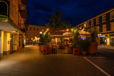 Bad Ischl, Avusturya - 07 Temmuz 2019: Salzburg'un doğusunda, Salzkammergut bölgesindeki Alp gölleri ve dağlarına açılan bir geçit olarak bilinen Avusturya'nın kaplıca kasabası Bad Ischl'in gece manzarası.