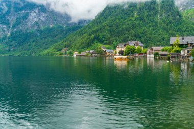Hallstatt, Avusturya - 08 Temmuz 2019:Hallstatt, Salzkammergut bölgesindeki Hallstatter Gölü'nde bulunan bir kasaba 1997 yılında Dünya Mirası ilan edildi. Eski çağlardan kalma tuz üretimiyle bilinir.