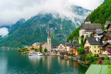 Hallstatt, Avusturya - 08 Temmuz 2019:Hallstatt, Salzkammergut bölgesindeki Hallstatter Gölü'nde bulunan bir kasaba 1997 yılında Dünya Mirası ilan edildi. Eski çağlardan kalma tuz üretimiyle bilinir.