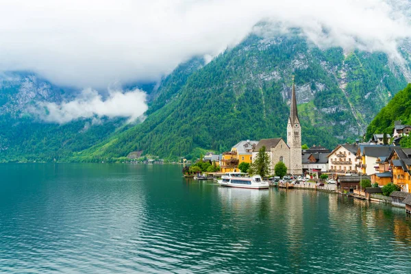 Hallstatt, Avusturya - 08 Temmuz 2019:Hallstatt, Salzkammergut bölgesindeki Hallstatter Gölü'nde bulunan bir kasaba 1997 yılında Dünya Mirası ilan edildi. Eski çağlardan kalma tuz üretimiyle bilinir.