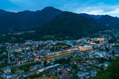 Alacakaranlıkta Siriuskogl'dan Avusturya'daki Bad Ischl'in panoramik manzarası.