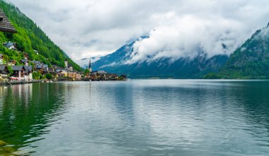 Avusturya'nın Salzkammergut bölgesindeki Gmuden bölgesindeki Hallstatter Gölü'nde bir köy olan Hallstatt'ın görünümü.