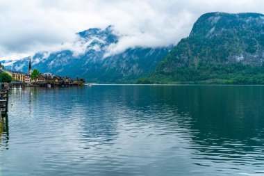 Avusturya'nın Salzkammergut bölgesindeki Gmuden bölgesindeki Hallstatter Gölü'nde bir köy olan Hallstatt'ın görünümü.