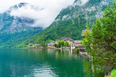 Avusturya'nın Salzkammergut bölgesindeki Gmuden bölgesindeki Hallstatter Gölü'nde bir köy olan Hallstatt'ın görünümü.