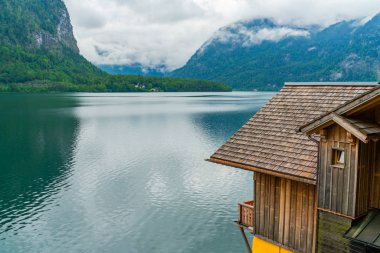Avusturya'nın Salzkammergut bölgesindeki Gmuden bölgesinde bir köy olan Hallstatt'taki Hallstatter Gölü'nün görünümü.