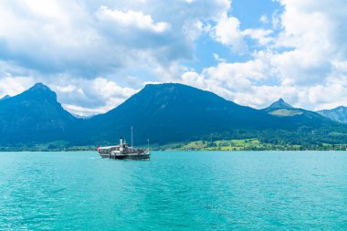 St Wolfgang, Avusturya - 10 Temmuz 2019: Ziyaretçiler, 1873 yılında başlatılan ve iktidardaki Avusturya hükümdarı onuruna adlandırılan ikonik kürekli vapur 