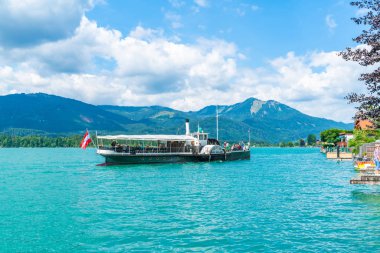 St Wolfgang, Avusturya - 10 Temmuz 2019: Ziyaretçiler, 1873 yılında başlatılan ve iktidardaki Avusturya hükümdarı onuruna adlandırılan ikonik kürekli vapur 