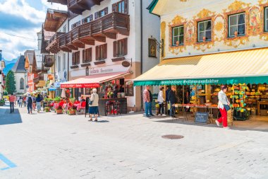 St Wolfgang, Avusturya - 10 Temmuz 2019: St. Wolfgang, pitoresk, güzel boyalı evleri ve arnavut kaldırımlı dar sokakları ile bilinen Orta Avusturya'da popüler bir pazar kasabasıdır..