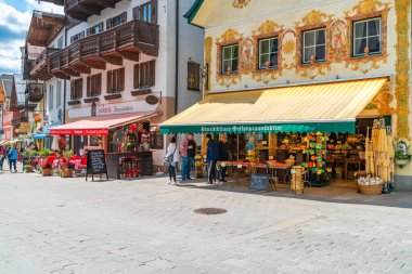 St Wolfgang, Avusturya - 10 Temmuz 2019: St. Wolfgang, pitoresk, güzel boyalı evleri ve arnavut kaldırımlı dar sokakları ile bilinen Orta Avusturya'da popüler bir pazar kasabasıdır..