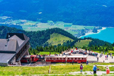 St Wolfgang, Avusturya - 10 Temmuz 2019: Avusturya'nın en dik cogwheel demiryolu olan Schafbergbahn'ın buharlı locomitiveleri, 1893'ten beri Schafberg'in 1783 metre yüksekliğindeki zirvesine turist götürüyor..