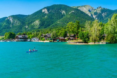 St Wolfgang, Avusturya - 10 Temmuz 2019: İnsanlar birçok Avusturyalı için Salzkammergut tatil bölgesinde popüler bir tatil beldesi olan Wolfgang Gölü çevresinde yaz gününün tadını çıkarıyor.