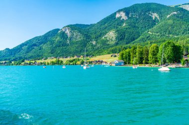 St. Wolfgang, Avusturya - 10 Temmuz 2019: Wolfgang Gölü, Salzkammergut tatil bölgesinin en iyi bilinen göllerinden biridir ve birçok Avusturyalı için popüler bir tatil beldesidir..