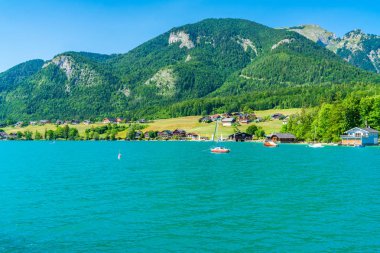 St. Wolfgang, Avusturya - 10 Temmuz 2019: Wolfgang Gölü, Salzkammergut tatil bölgesinin en iyi bilinen göllerinden biridir ve birçok Avusturyalı için popüler bir tatil beldesidir..