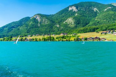 St. Wolfgang, Avusturya - 10 Temmuz 2019: Wolfgang Gölü, Salzkammergut tatil bölgesinin en iyi bilinen göllerinden biridir ve birçok Avusturyalı için popüler bir tatil beldesidir..