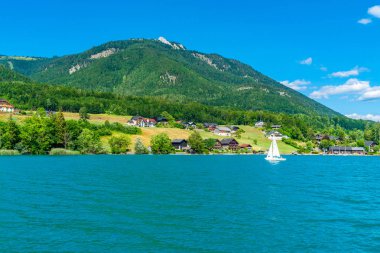 St. Wolfgang, Avusturya - 10 Temmuz 2019: Wolfgang Gölü, Salzkammergut tatil bölgesinin en iyi bilinen göllerinden biridir ve birçok Avusturyalı için popüler bir tatil beldesidir..