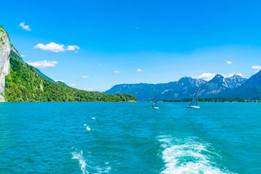 St. Wolfgang, Avusturya - 10 Temmuz 2019: Wolfgang Gölü, Salzkammergut tatil bölgesinin en iyi bilinen göllerinden biridir ve birçok Avusturyalı için popüler bir tatil beldesidir..