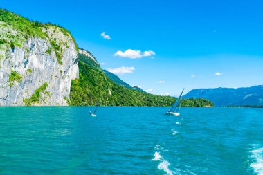 St. Wolfgang, Avusturya - 10 Temmuz 2019: Wolfgang Gölü, Salzkammergut tatil bölgesinin en iyi bilinen göllerinden biridir ve birçok Avusturyalı için popüler bir tatil beldesidir..
