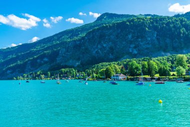 St. Gilgen, Avusturya - 10 Temmuz 2019: Sankt Gilgen, Wolfgangsee Gölü'nün kuzeybatı kıyısında, Salzkammergut tatil bölgesinde yer alan bir köydür. Bilinen bir seyahat yeri.