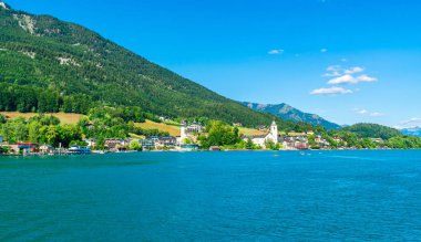 St. Wolfgang, Avusturya - 10 Temmuz 2019: Wolfgang Gölü, Salzkammergut tatil bölgesinin en iyi bilinen göllerinden biridir ve birçok Avusturyalı için popüler bir tatil beldesidir..