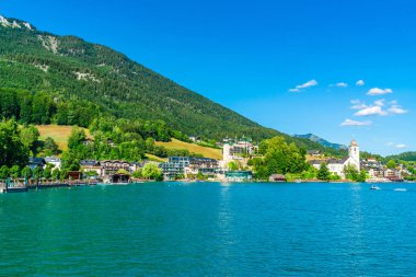 St. Wolfgang, Avusturya - 10 Temmuz 2019: St. Wolfgang, Salzkammergut bölgesindeki Wolfgangsee Gölü'nün kuzey kıyısında yer alan bir pazar kasabasıdır. Birçok Avusturyalı için popüler bir tatil beldesidir.