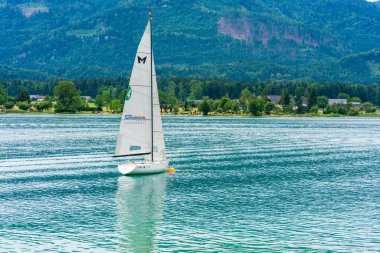 St. Wolfgang, Avusturya - 11 Temmuz 2019: Wolfgang Gölü, Salzkammergut tatil bölgesinin en iyi bilinen göllerinden biridir ve birçok Avusturyalı için popüler bir tatil beldesidir..