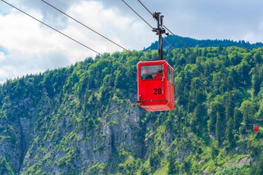 St. Gilgen, Avusturya - 12 Temmuz 2019: Seilbahn teleferiği ziyaretçileri St.Gilgen ve Wolfgangsee gölü manzaralı güzel bir manzara sunan Zwolferhorn dağının zirvesine götürüyor