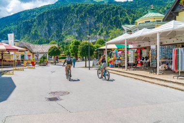 St. Gilgen, Avusturya - 12 Temmuz 2019: Sankt Gilgen, Wolfgangsee Gölü'nün kuzeybatı kıyısında, Salzkammergut tatil bölgesinde yer alan bir köydür. Bilinen bir seyahat yeri.