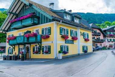 St. Gilgen, Avusturya - 12 Temmuz 2019: Sankt Gilgen, Wolfgangsee Gölü'nün kuzeybatı kıyısında, Salzkammergut tatil bölgesinde yer alan bir köydür. Bilinen bir seyahat yeri.