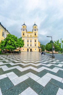 Mondsee, Avusturya - 13 Temmuz 2019: Yukarı Avusturya'nın Mondsee kasabasındaki St Michael Koleji Kilisesi. Manastır kilisesi, The Sound of Music'te düğün yeri için kullanıldı..