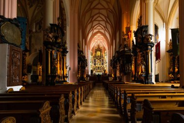 Mondsee, Avusturya - 13 Temmuz 2019: Yukarı Avusturya'nın Mondsee kasabasındaki St Michael Koleji Kilisesi'nin interion'u. Manastır kilisesi, The Sound of Music'te düğün yeri için kullanıldı..