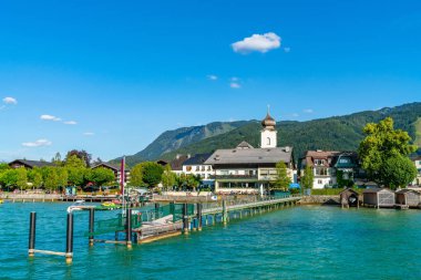 Strobl, Avusturya - 10 Temmuz 2019: Avusturya'nın Yukarı Avusturya sınırındaki Salzburg eyaletinin kuzeydoğu kesiminde, St. Wolfgang Gölü'nün karşısındaki Strobl kasabasının görünümü