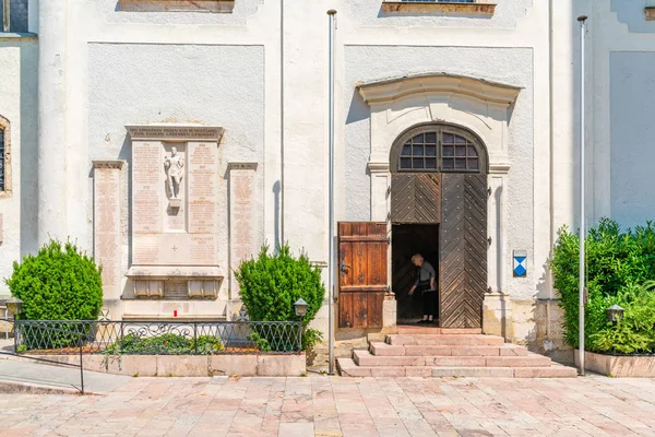 Wolfgang Austria July 2019 Worshiper Exits Pilgrimage Church Wolfgang Wolfgang — Stock Photo, Image