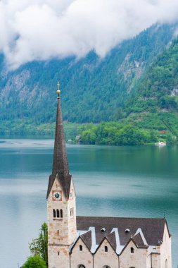 Avusturya'da Salzkammergut bölgesinde Hallstatter Gölü Hallstatt Neo Gotik Evanjelik Kilisesi